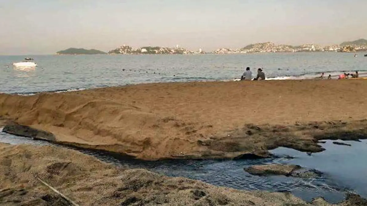 Acapulco - aguas negras en playa con blue flag